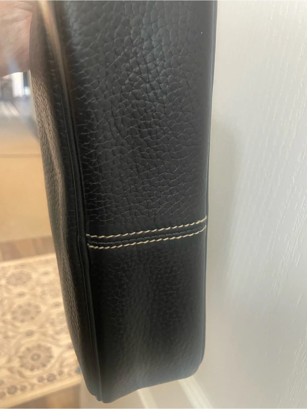 Medallion sleek black